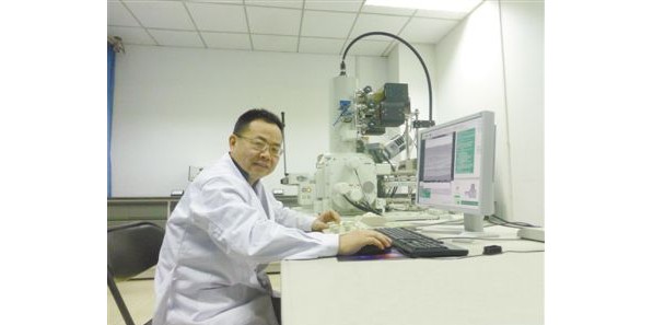 一袋生虫小米 让他发现塑料降解的秘密