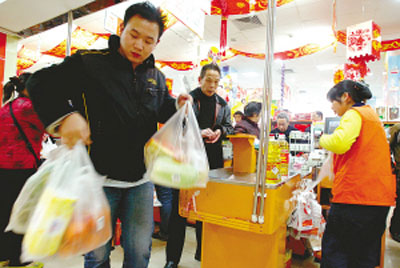 日本推动超市塑料袋有偿化 2035年实现“100%有效利用”