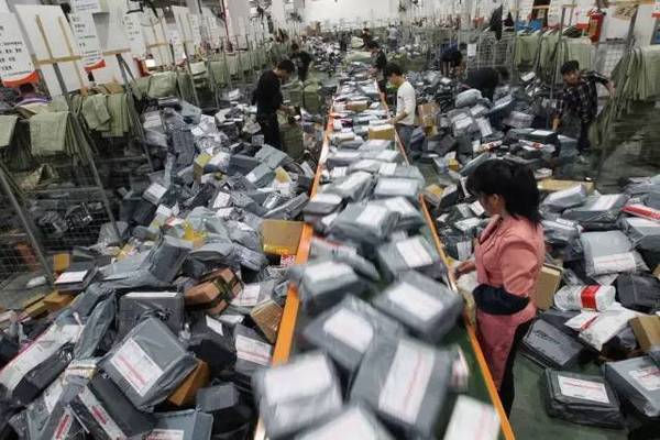 缓解塑料快递包装污染，亟待理顺谁来为环保买单？