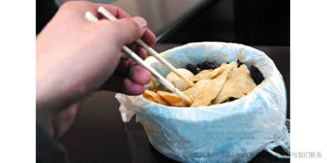 实施“禁塑令” 打包自备饭盒 有人不理解有人支持