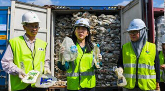 拒做全球“垃圾倾倒场” 马来西亚遣退450吨废塑料