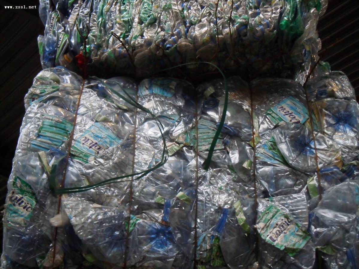 废塑料处理再出新招：造塑料砖建房