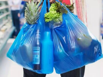 防止海洋污染！日本零售店塑料袋7月起必须收费