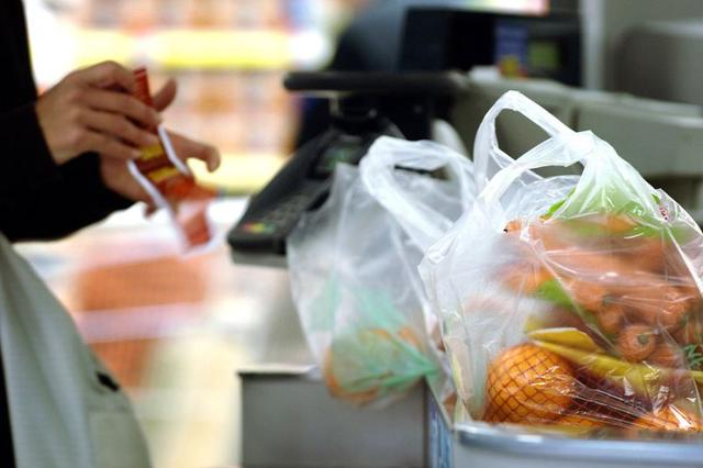 从明年开始，全国禁止使用不可降解塑料购物袋