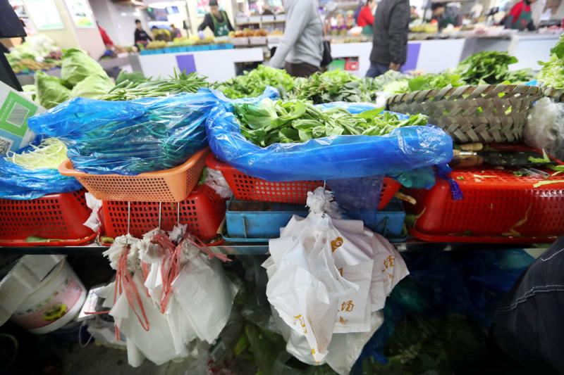 禁用不可降解塑料袋要用好“市场之手”