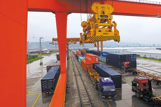 铁路货运量印证中国经济回暖 多项指标刷新历史纪录