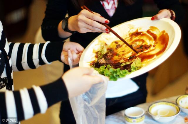 杜绝浪费，剩菜打包成流行 可降解塑料迎新催化