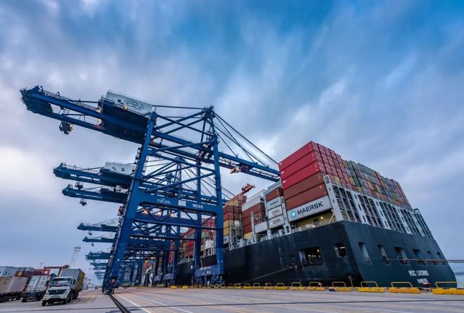 爆舱！每个箱子价格两三万 竟然一柜难求 未来还要继续涨？