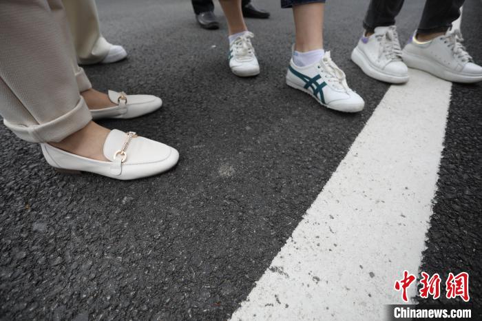 中国首条废塑料再生环保路在上海建成揭幕