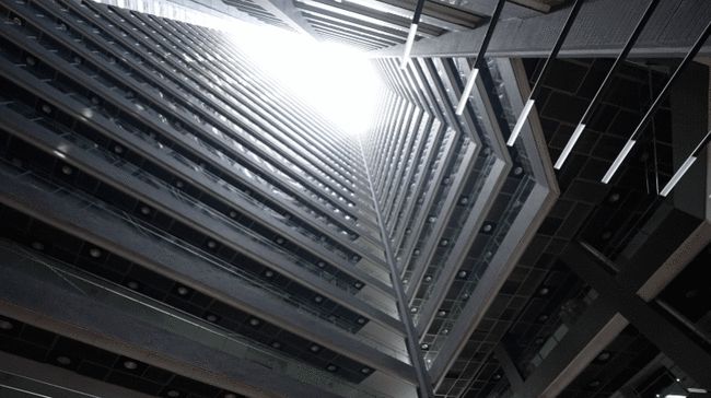 探访深圳首栋“摩天工厂”：23层楼装了上百家高端制造企业