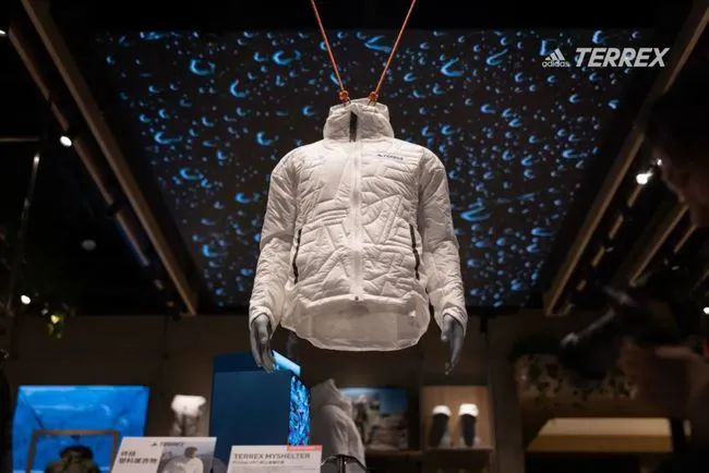 阿迪达斯推出整件衣服由100%再生纤维制成的卫衣