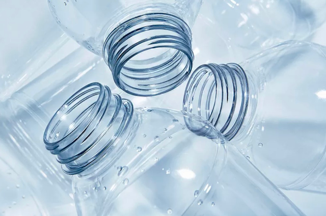 饮用塑料瓶装水每年或摄入近10万个微塑料